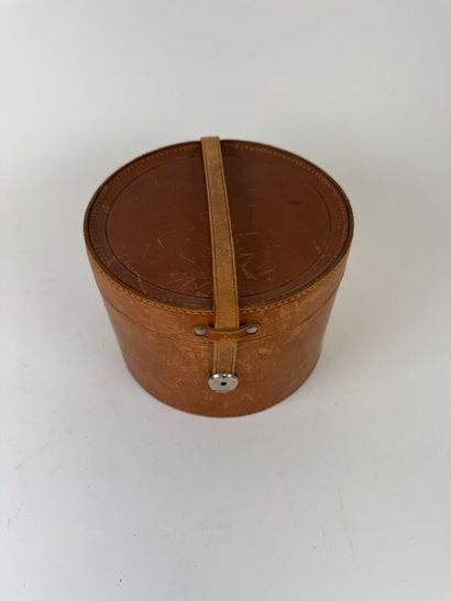 Lot including :
- a leather desk pad.
32...