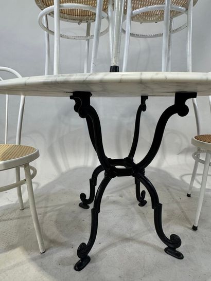 Garden set comprising: - white marble circular...