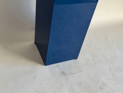 Sheath in blue lacquered wood with square...