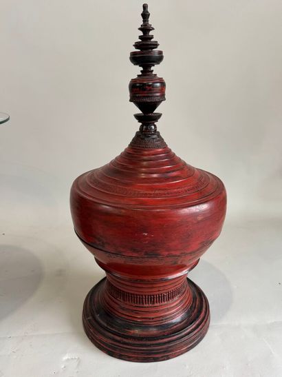 BIRMANIA, early 20th century. 
Red lacquered...