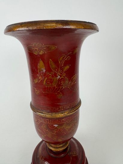 Large Medici vase in lacquered wood on a...
