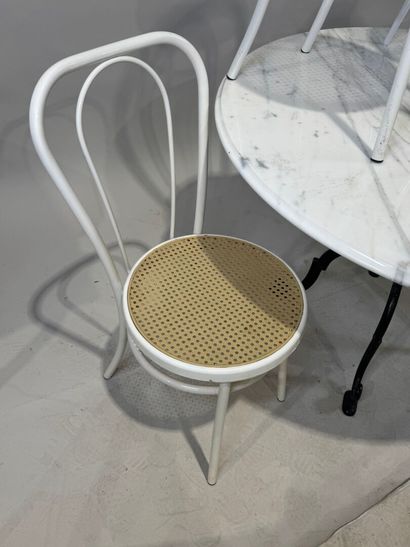 Garden set comprising: - white marble circular...