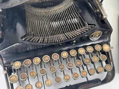 THE MARRHANT and S.N.
Calculator and typewriter.
17...