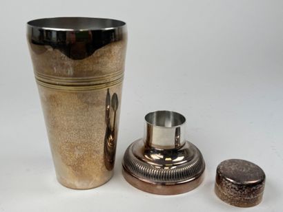 Shaker in silver-plated metal with fillet...