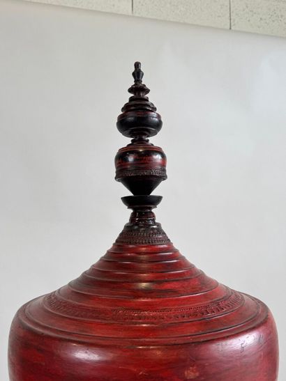 BIRMANIA, early 20th century. 
Red lacquered...