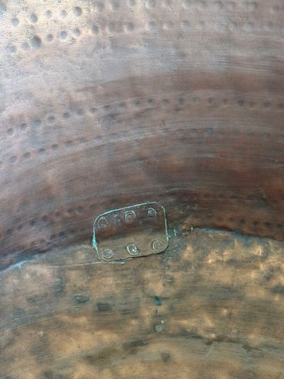 Set of two copper and metal cauldrons.
H....