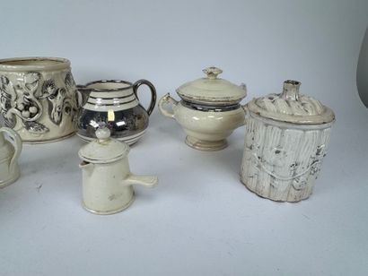 LANGEAIS.
Eight cream and silver earthenware...