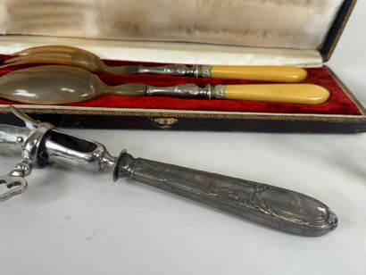 Lot including :
- an ivory, horn and metal...