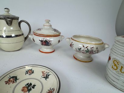 LANGEAIS.
Seven cream and silver earthenware...