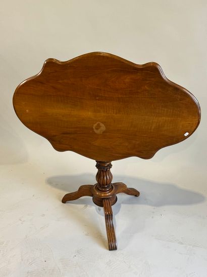 Walnut tripod violin pedestal table, 19th...