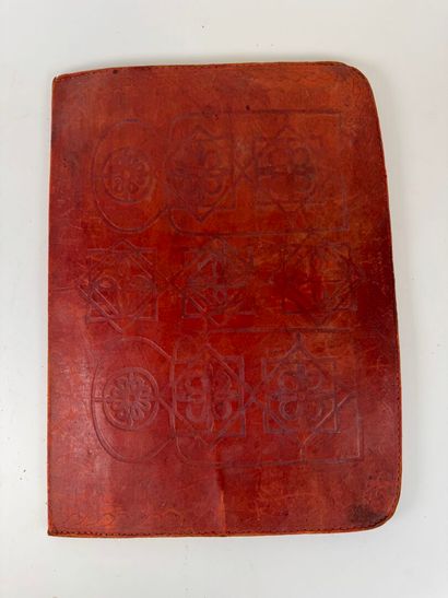 Lot including :
- a leather desk pad.
32...