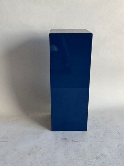 Sheath in blue lacquered wood with square...