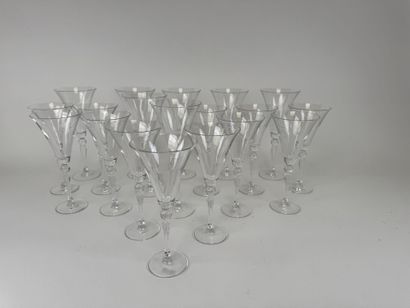 Set of crystal glasses including :
- 7 water...