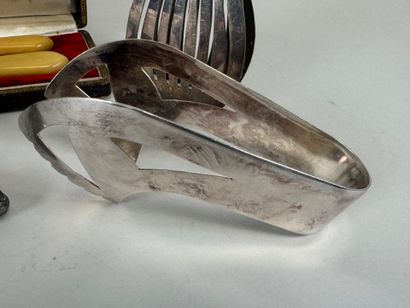 Lot including :
- an ivory, horn and metal...