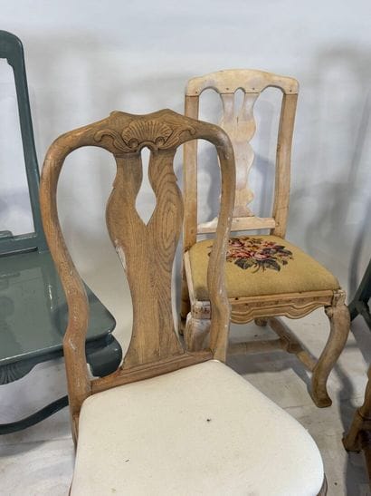 Suite of five chairs :
- two in lacquered...