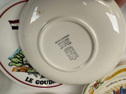 GIEN.
- Series of 12 earthenware plates decorated...