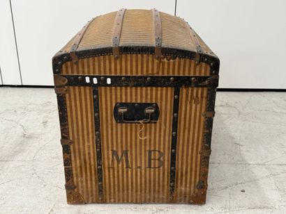 AU LOUVRE à PARIS.
Rectangular trunk with...