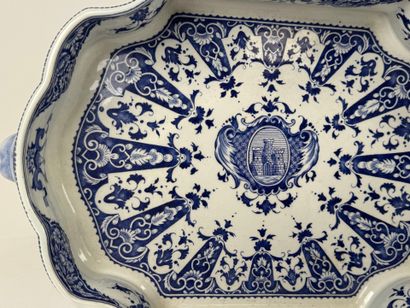 GIEN.
Earthenware lot on a blue and white...