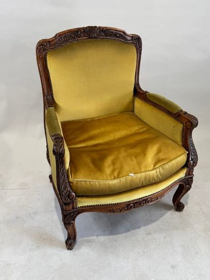 Richly carved and molded walnut Bergère à...