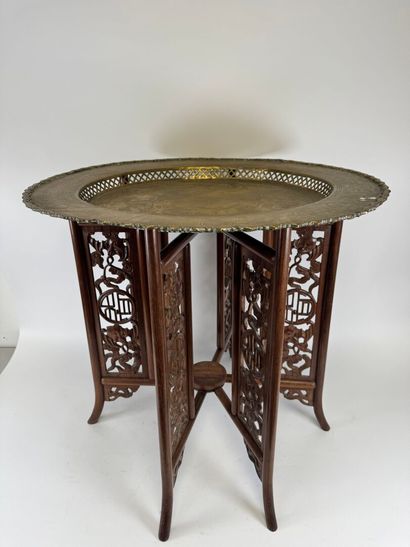 CHINA, 1st half 20th century. 
Folding pedestal...