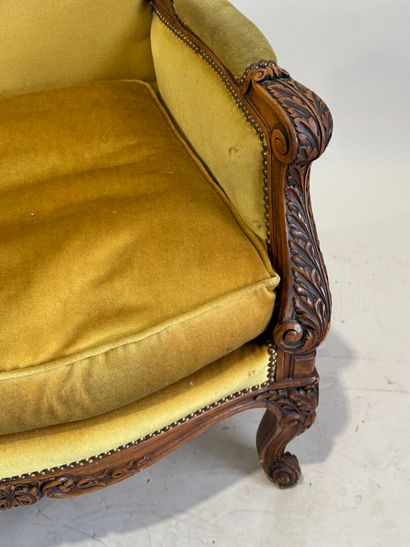 Richly carved and molded walnut Bergère à...