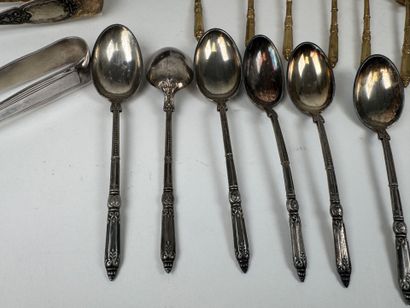 Lot in silver and gilt metal comprising :
-...