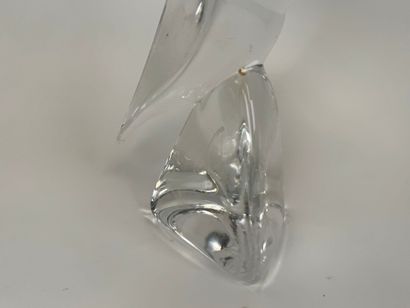 DAUM France.
Large bird in molded crystal.
H....