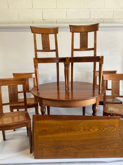 Dining room set in cherry wood comprising...