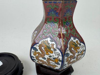 ASIA, 20th century.
Lot in cloisonné brass...