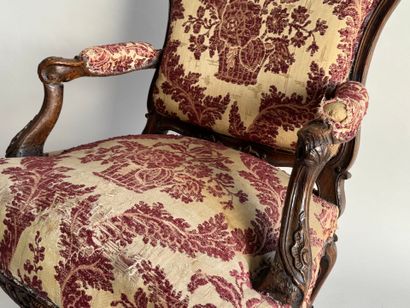 Queen's armchair in molded and carved walnut...