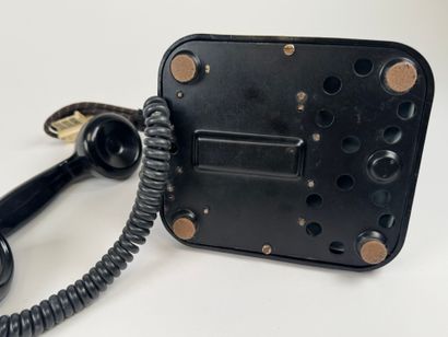 Bakelite telephone with square base. 15 x...