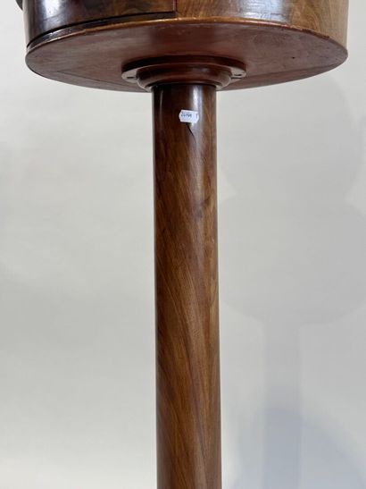 Tripod barber in walnut and mahogany opening...