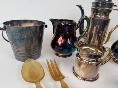Silver-plated lot: - a coffee pot. H. 21.5...
