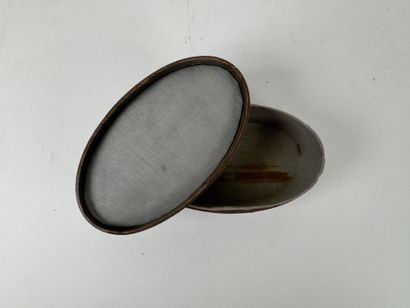Two boxes comprising :
- a circular wooden...