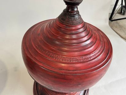 BIRMANIA, early 20th century. 
Red lacquered...