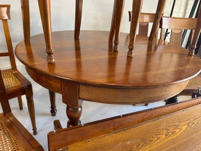 Dining room set in cherry wood comprising...