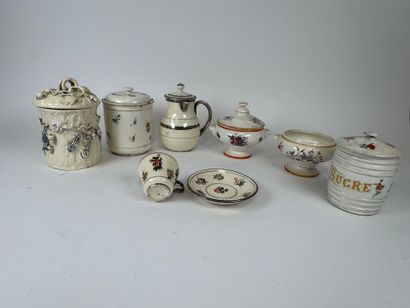 LANGEAIS.
Seven cream and silver earthenware...