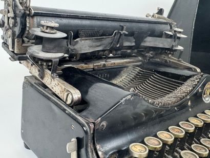 THE MARRHANT and S.N.
Calculator and typewriter.
17...