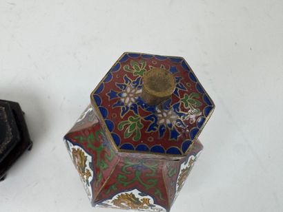 ASIA, 20th century.
Lot in cloisonné brass...
