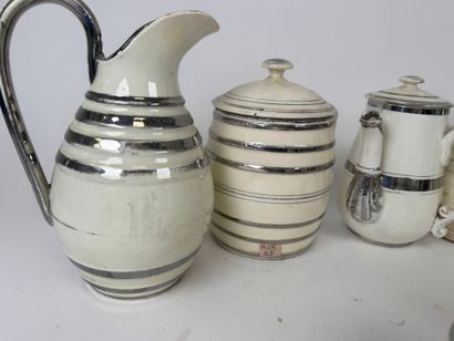 LANGEAIS.
Eight cream and silver earthenware...