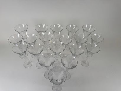 Set of crystal glasses including :
- 7 water...