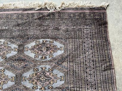 PAKISTAN. 
Polychrome wool and silk carpet,...