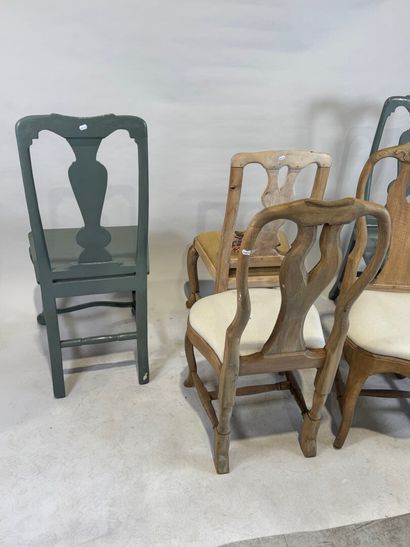 Suite of five chairs :
- two in lacquered...