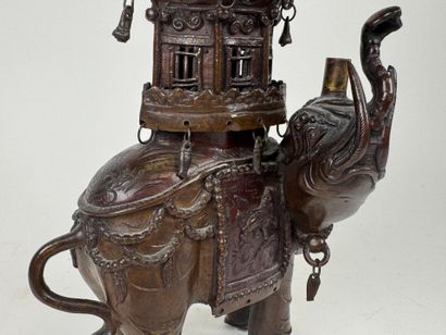 CHINA, 20th century.
Elephant.
Probable perfume...