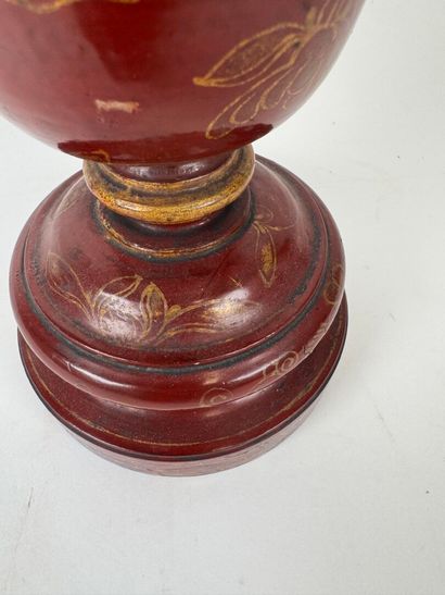 Large Medici vase in lacquered wood on a...