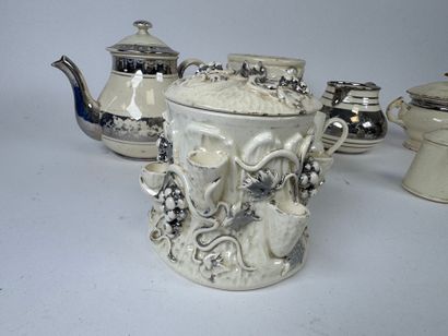 LANGEAIS.
Eight cream and silver earthenware...
