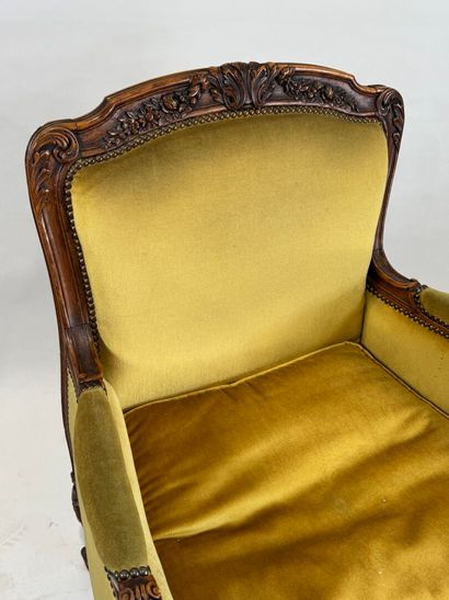 Richly carved and molded walnut Bergère à...