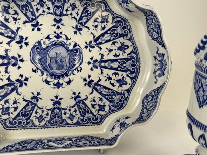 GIEN.
Earthenware lot on a blue and white...