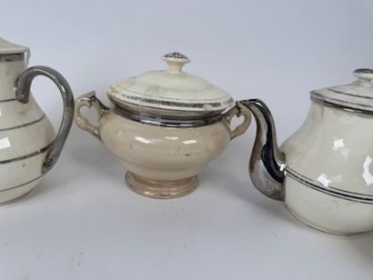 LANGEAIS.
Six cream and silver earthenware...