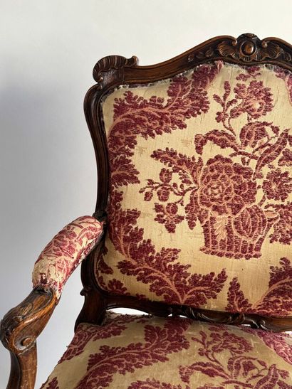 Queen's armchair in molded and carved walnut...
